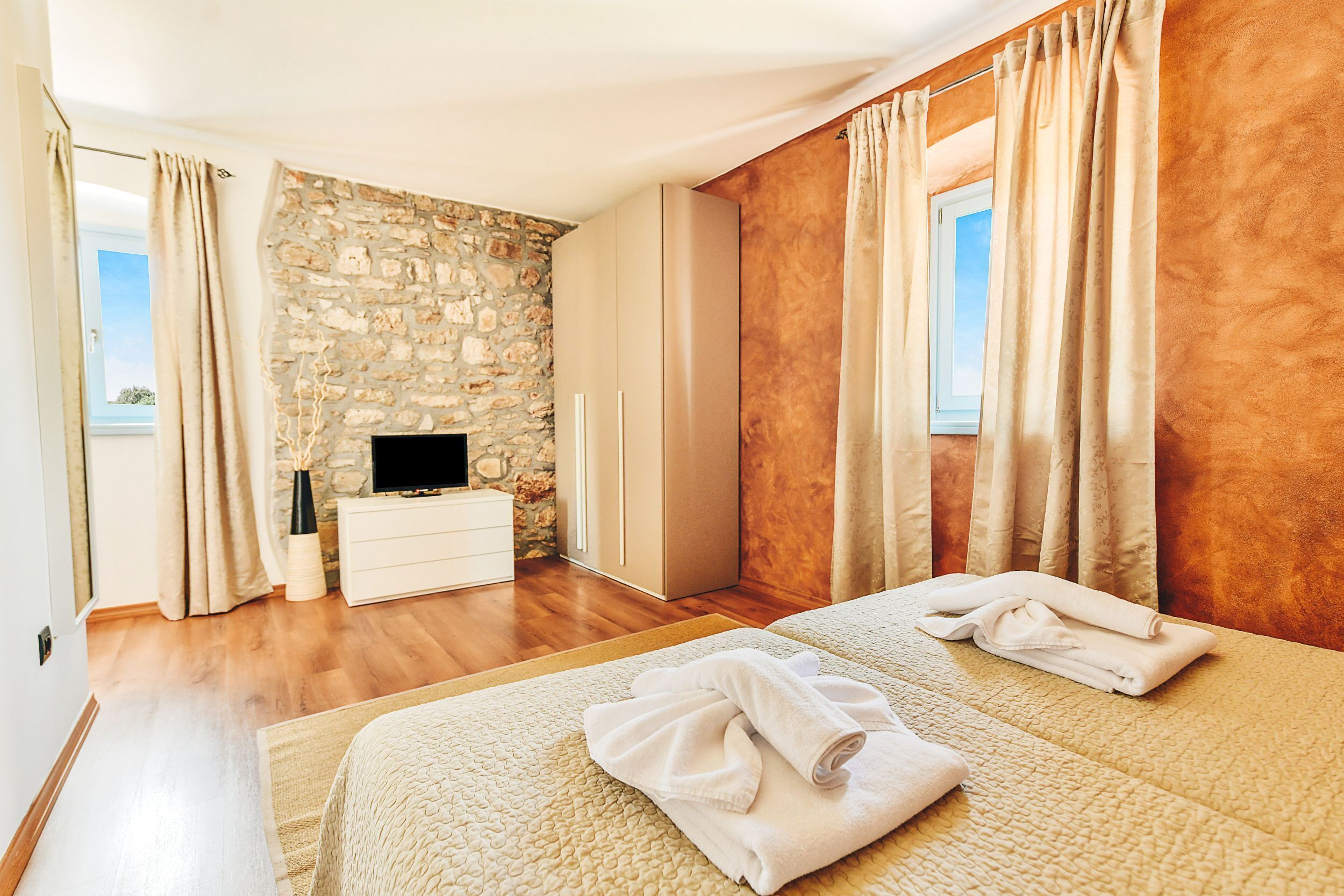 4 عدّة غرف نوم وخدمة الإنترنت وملاءات أسرّة