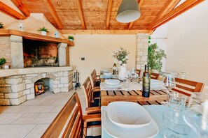 تناول الطعام بالخارج