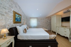 4 عدّة غرف نوم وخدمة الإنترنت وملاءات أسرّة