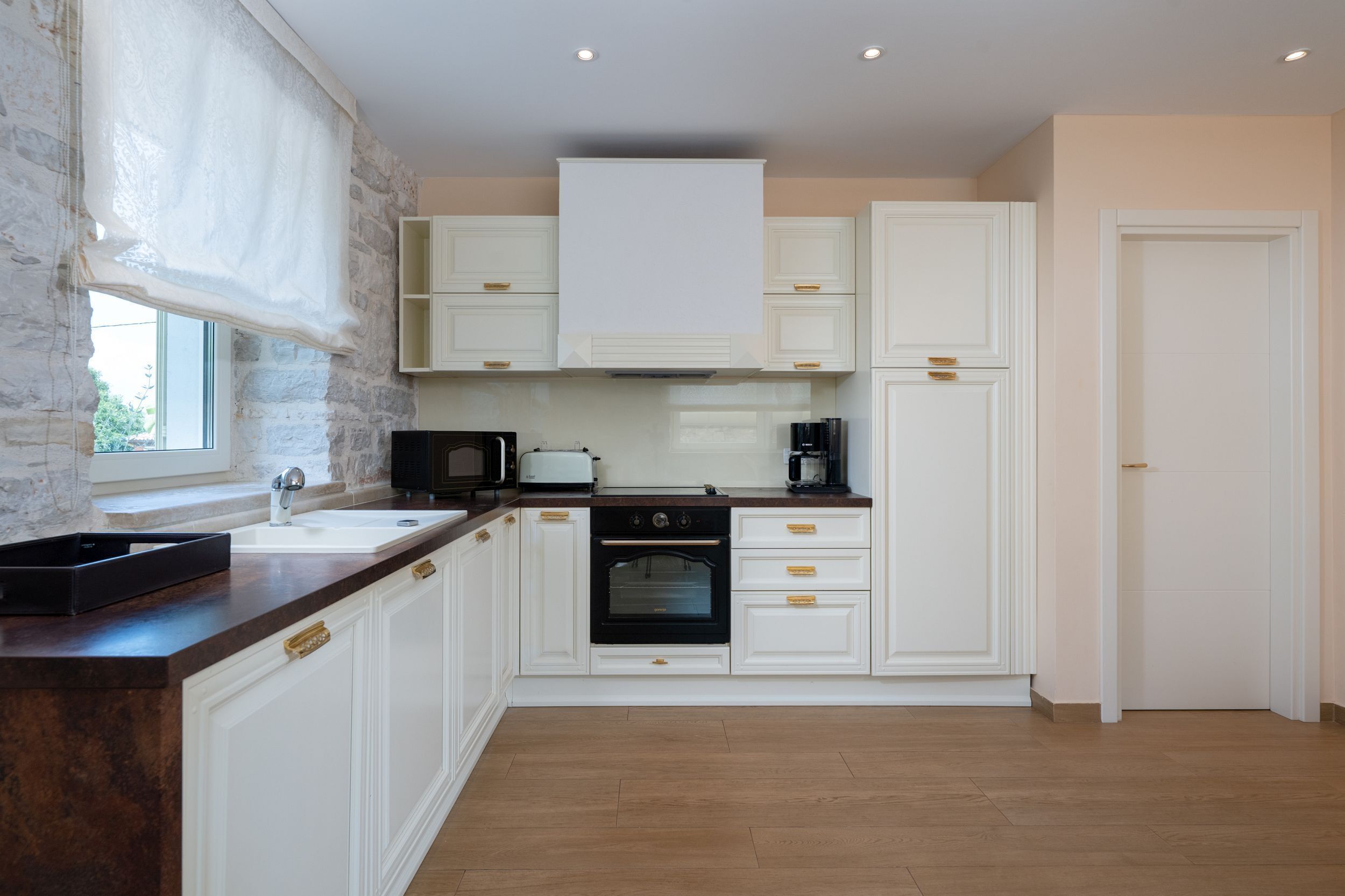 Kühlschrank, Mikrowelle, Herdplatte, Geschirrspüler