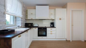 Frigorifero, microonde, piano cottura, lavastoviglie