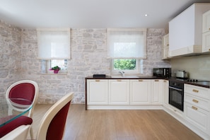 Fridge, microwave, stovetop, dishwasher
