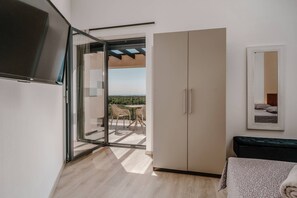 4 habitaciones, tabla de planchar con plancha, internet y ropa de cama 