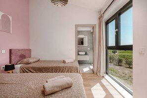 4 bedrooms, iron/ironing board, internet, bed sheets