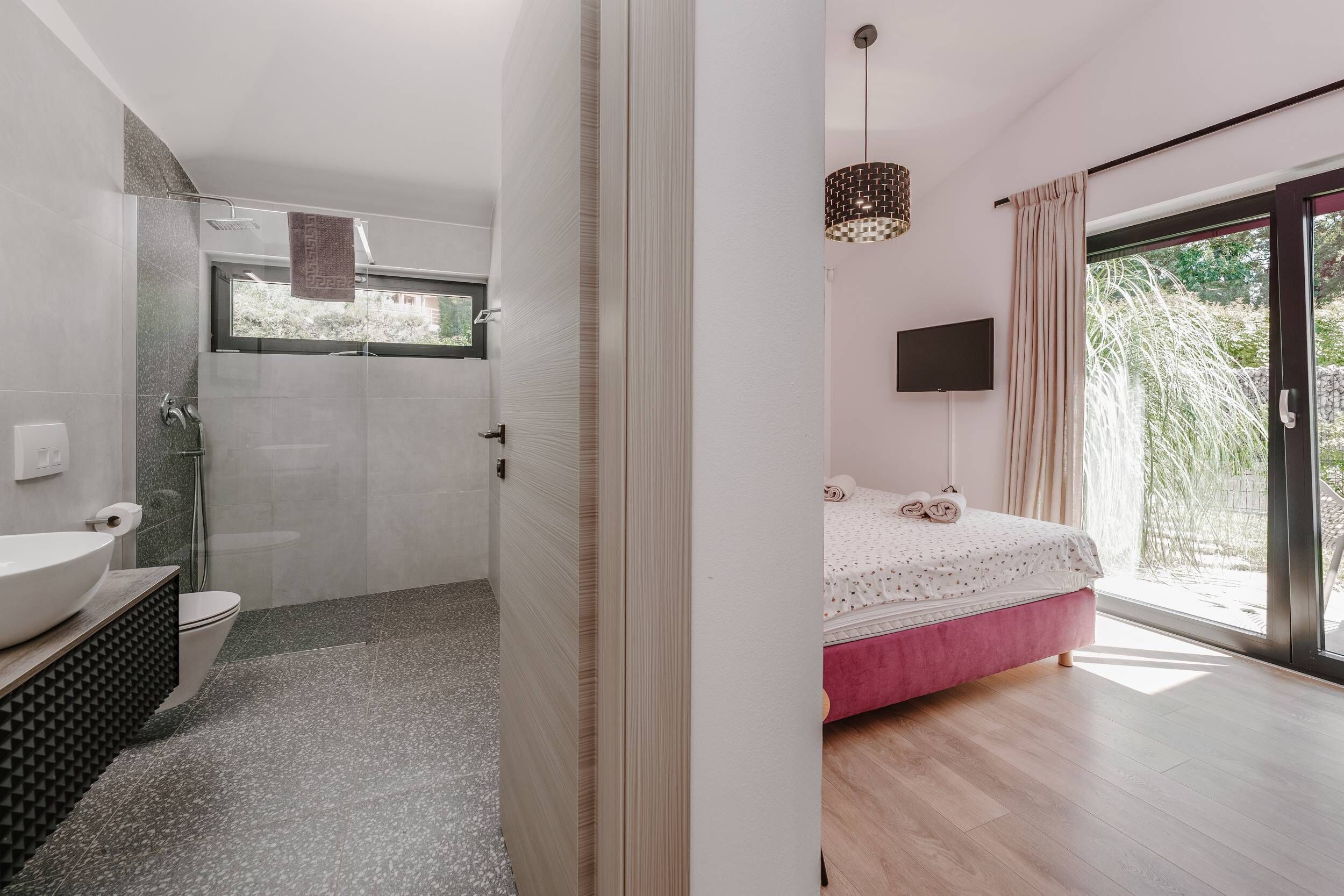Ein modernes Badezimmer mit Dusche, Toilette und Waschbecken.