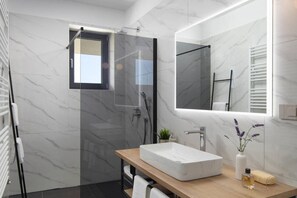 Shower, hair dryer, towels - Villa Mar vista (100031-K1) - Drenje (Drenje)