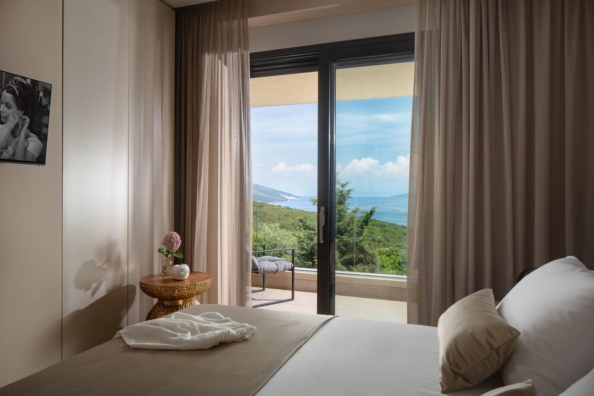 3 bedrooms, iron/ironing board, internet, bed sheets