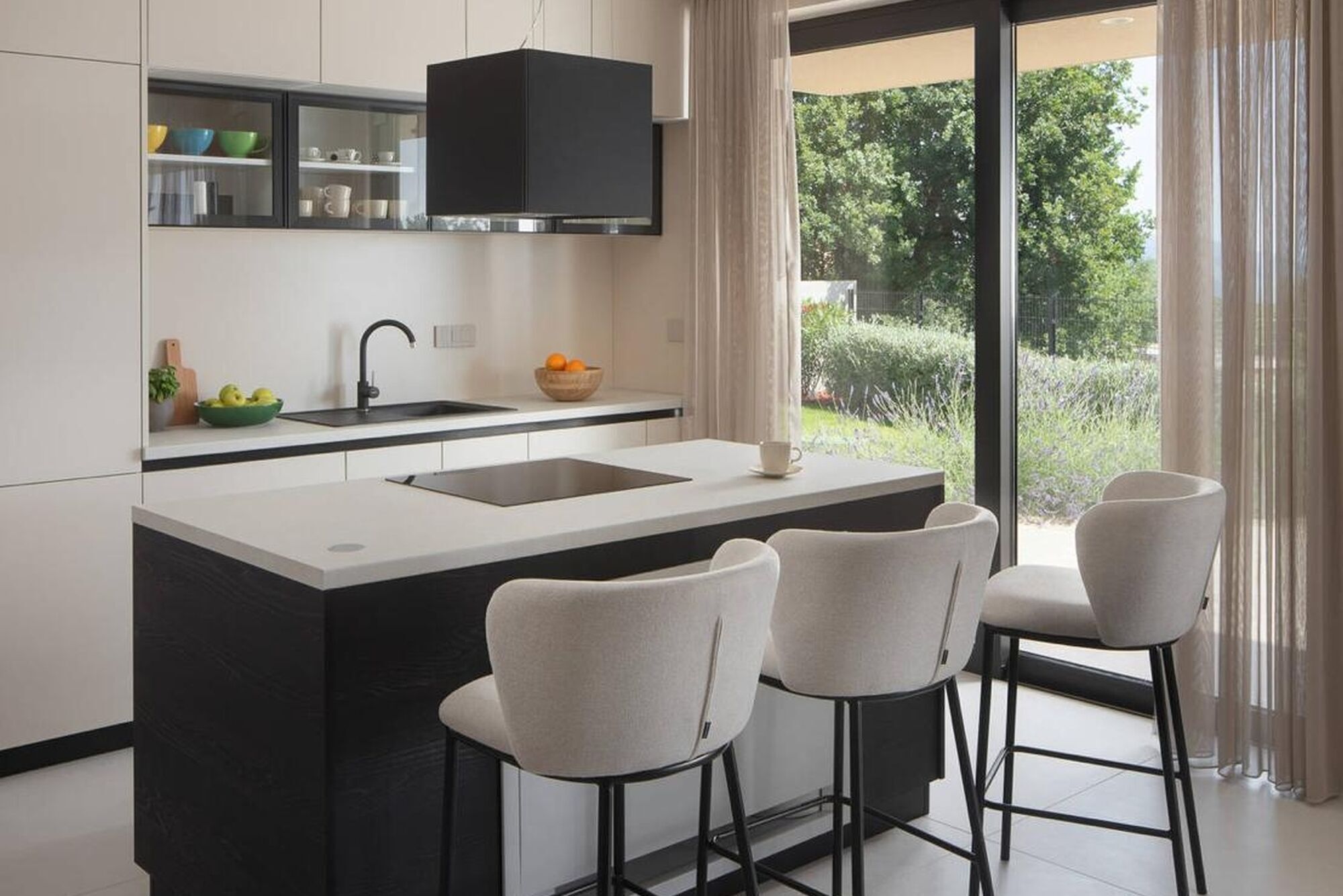 ثلاجة، ميكروويف، موقد طهي مسطح، غسالة أطباق