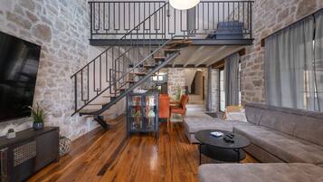 Een televisie en een open haard