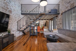 Een televisie en een open haard