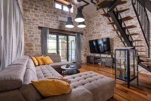 Een televisie en een open haard