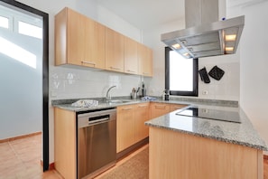 Kühlschrank, Mikrowelle, Ofen, Geschirrspüler