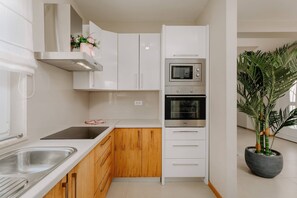 Kühlschrank, Mikrowelle, Herdplatte, Geschirrspüler