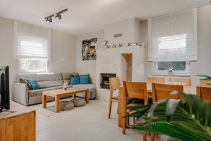 Una televisión, una chimenea