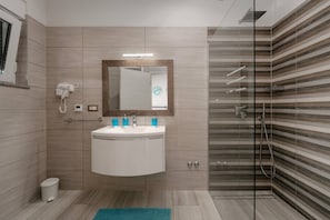 Dusche, Haartrockner, Handtücher