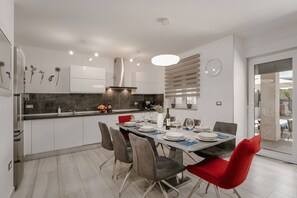 Réfrigérateur, micro-ondes, plaque de cuisson, lave-vaisselle