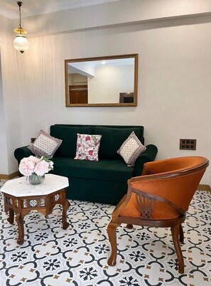 Deluxe Suite, Air conditioning | Desk, soundproofing, iron/ironing board, free WiFi