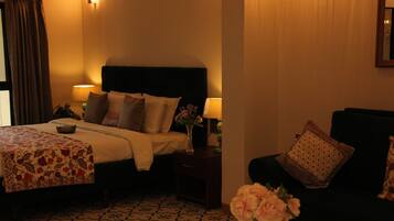 Deluxe Suite, Air conditioning | Desk, soundproofing, iron/ironing board, free WiFi