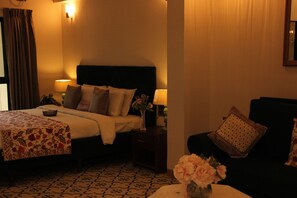 Suite Deluxe, aire condicionat | Escriptori, habitacions insonoritzades i planxa i posts de planxar 