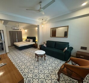 Deluxe Suite, Air conditioning | Desk, soundproofing, iron/ironing board, free WiFi