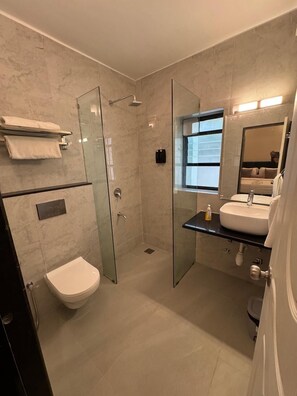 Douche, articles de toilette gratuits, chaussons, serviettes fournies