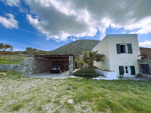 Property grounds - Your Peaceful Getaway – Sea View Serenity Villa, Delfini Bay Syros (Ano Syros)
