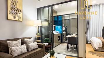 Apartment, 1 Bedroom, Balcony, Garden View | Living room | Books