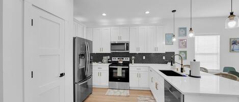 Réfrigérateur, four à micro-ondes, un four, surface de cuisson