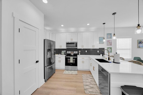 ثلاجة، ميكروويف، فرن، موقد طهي مسطح