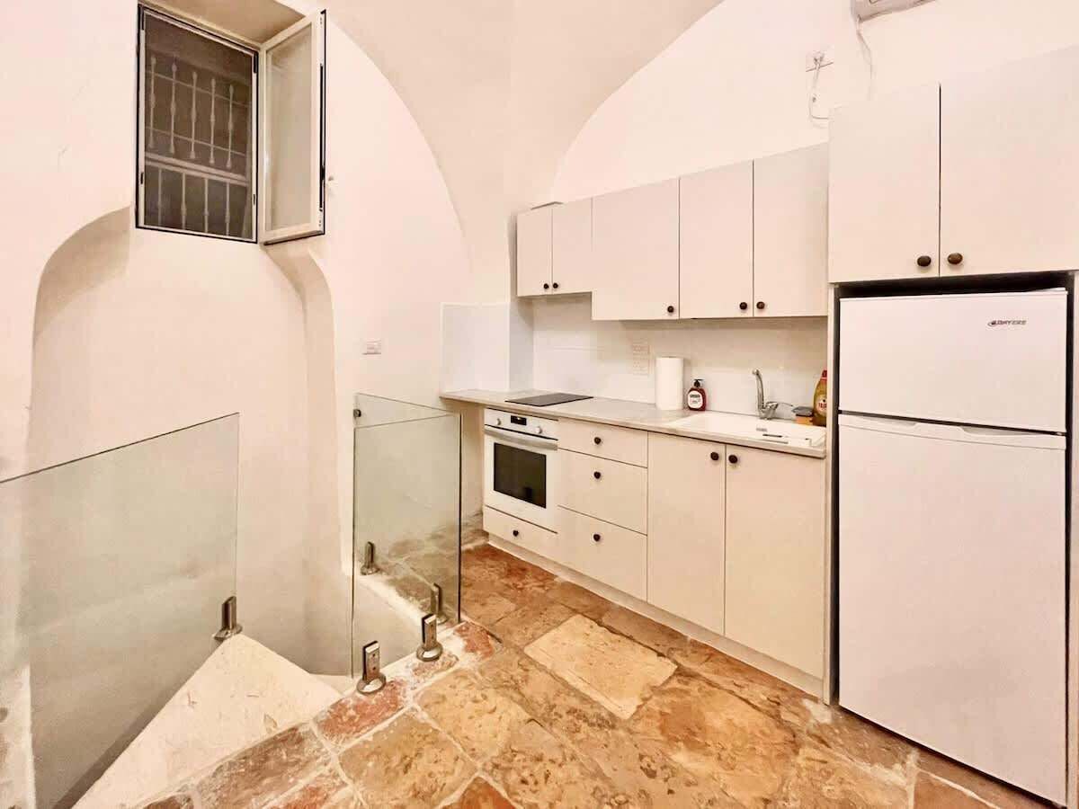 Refrigerador, horno, cafetera y tetera y utensilios de cocina 