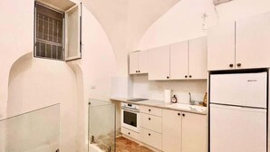 Coffee/tea maker, fridge, oven, cookware/dishes/utensils
