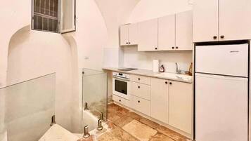 Refrigerador, horno, cafetera y tetera y utensilios de cocina