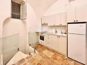 Refrigerador, horno, cafetera y tetera y utensilios de cocina 