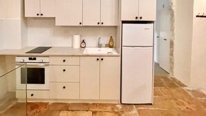 Coffee/tea maker, fridge, oven, cookware/dishes/utensils