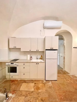 Refrigerador, horno, cafetera y tetera y utensilios de cocina 