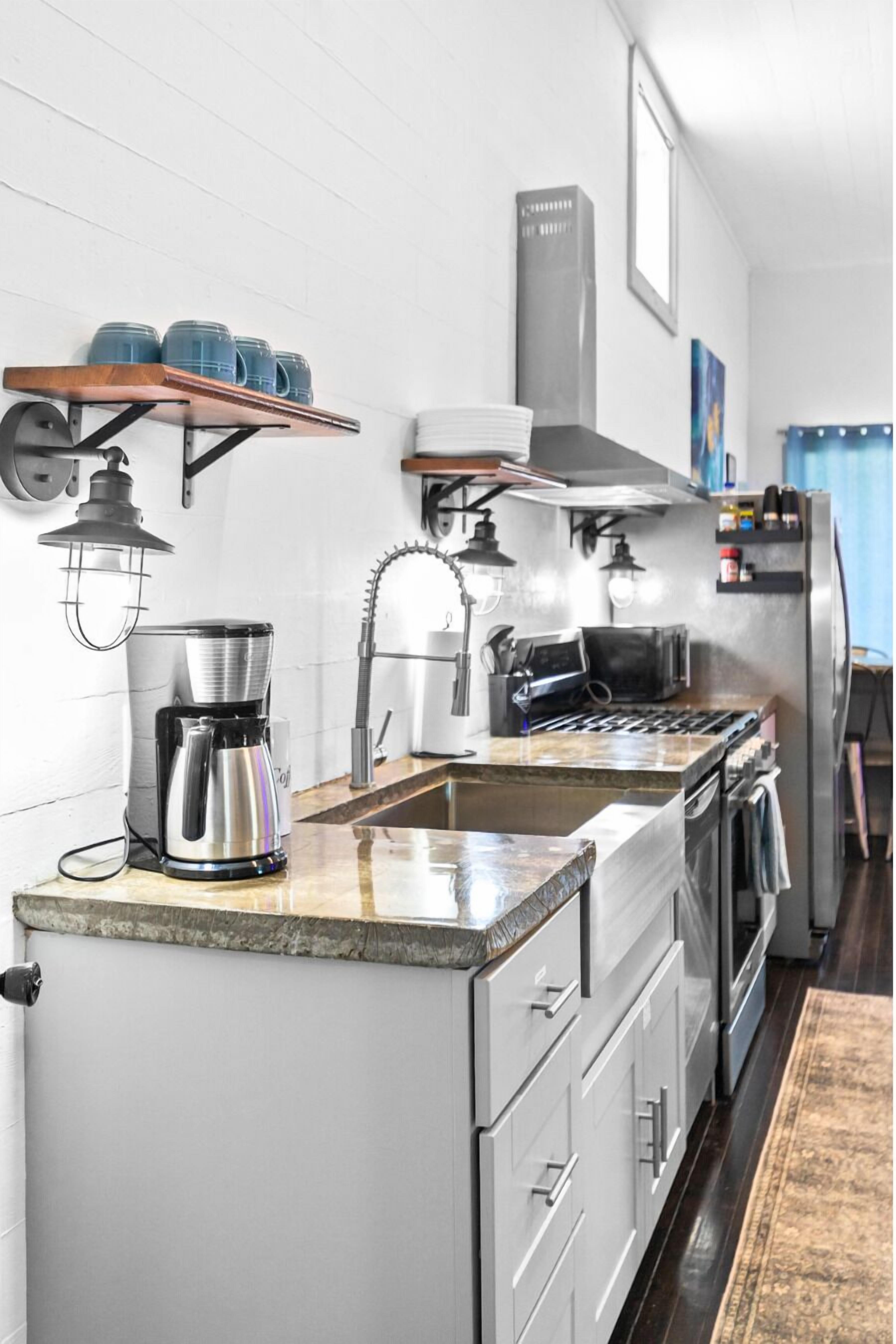 Kjøleskap, mikrobølgeovn, ovn og kokeplater