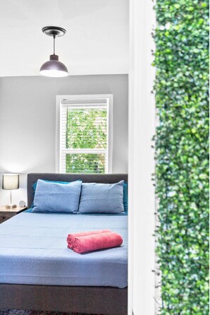 4 habitaciones, tabla de planchar con plancha y cuna de viaje 