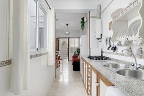 Frigorifero, microonde, piano cottura, macchina per tè/caffè