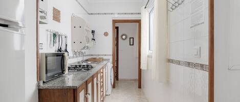 ثلاجة، ميكروويف، موقد طهي مسطح، ماكينة لصنع القهوة/الشاي