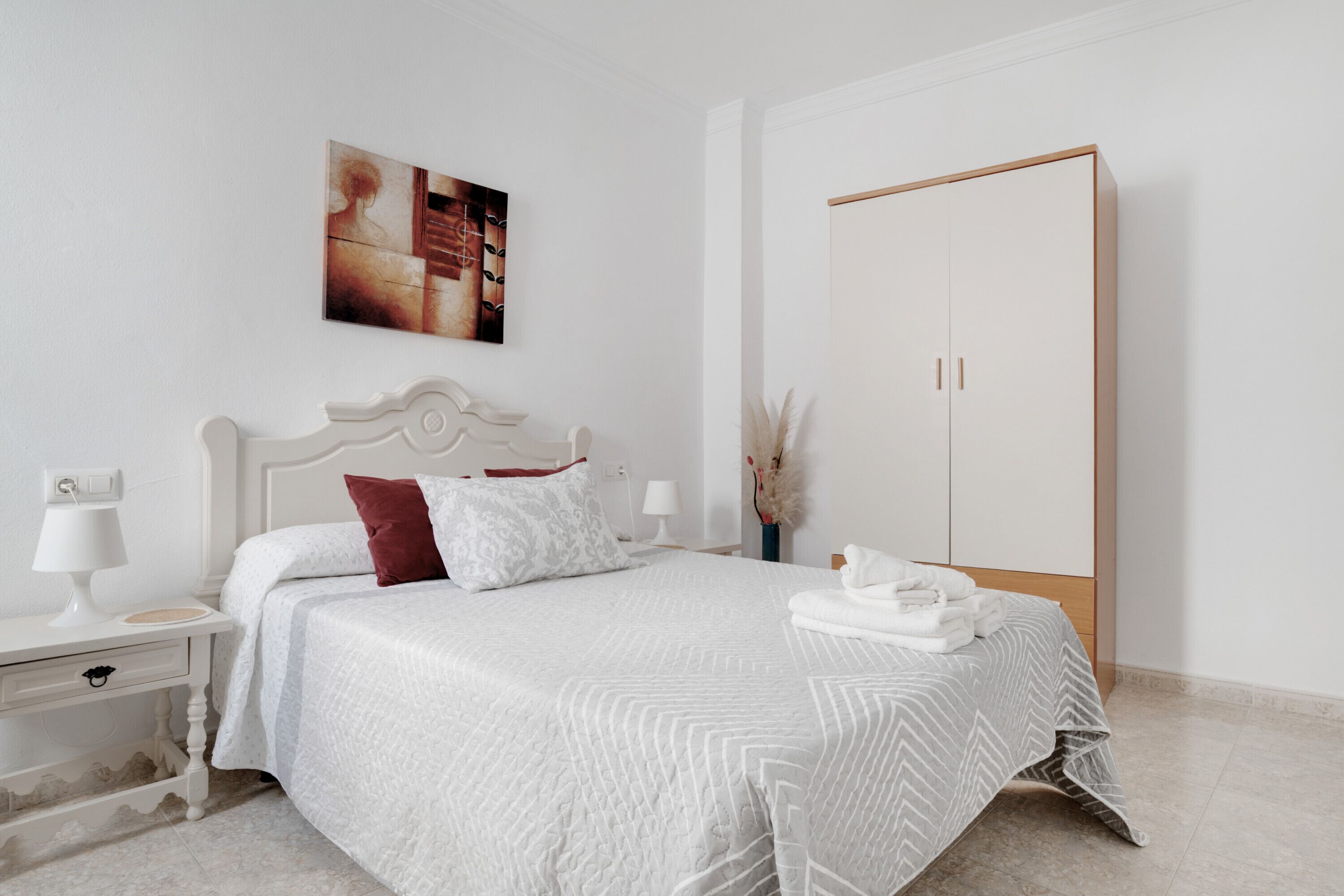 Tabla de planchar con plancha, wifi y ropa de cama 