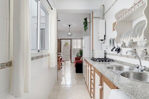 Geladeira, micro-ondas, cooktop, cafeteira/chaleira