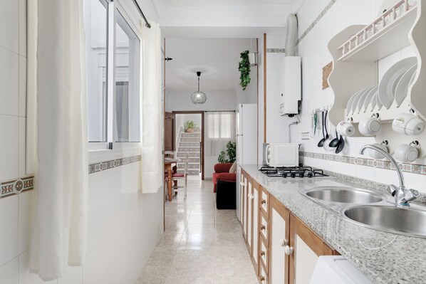 Kühlschrank, Mikrowelle, Herdplatte, Wasserkocher mit Kaffee-/Teezubehör