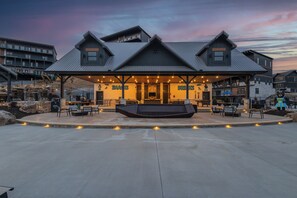 Exterior - MtnPlunge@SC: Pool*MtnViews*Theater*Games*Wifi*HotTub*WaterPark*FirePit (Sevierville)