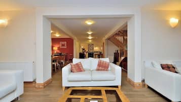 Family House, 5 Bedrooms, Pets allowed, Garden View | Living area