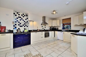Family House, 5 Bedrooms, Pets Allowed, Garden View | Private kitchen | Highchair