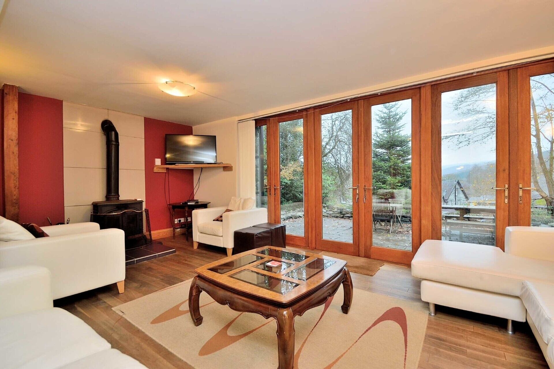 Family House, 5 Bedrooms, Pets Allowed, Garden View | Living area | Flat-screen TV