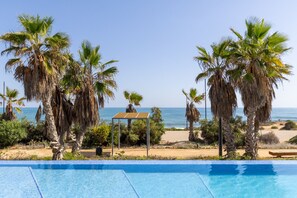 A pool area with a view of the beach and ocean. - Paradise Views by Fidalsa (Torrevieja)