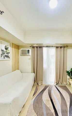 Appart'hôtel Confort, 1 chambre, balcon, vue jardin | Salle de séjour | TV connectée de 30 pouces avec chaînes numériques