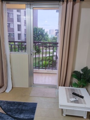 Condo com design assinado, 1 quarto, sacada, vista para o jardim | Vista da sacada
