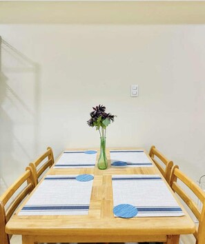 Condo com design assinado, 1 quarto, sacada, vista para o jardim | Opções para refeição no quarto
